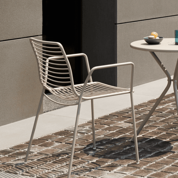 Chaise terrasse de restaurant empilable Summer beige avec accoudoirs