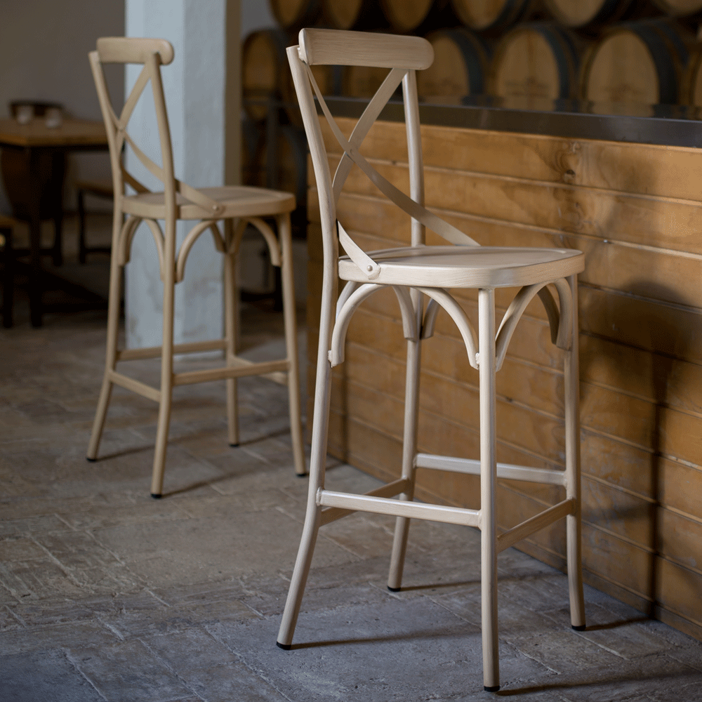 Tabouret terrasse intérieur et extérieur de bar restaurant empilable Newcross couleur bois
