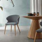 Chaise de restaurant confort Mika tissu gris et pieds en bois de frêne naturel