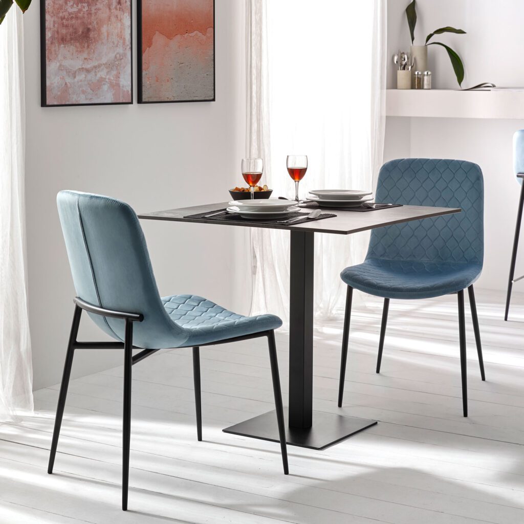 Chaise chic de restaurant Arty en velours bleu clair