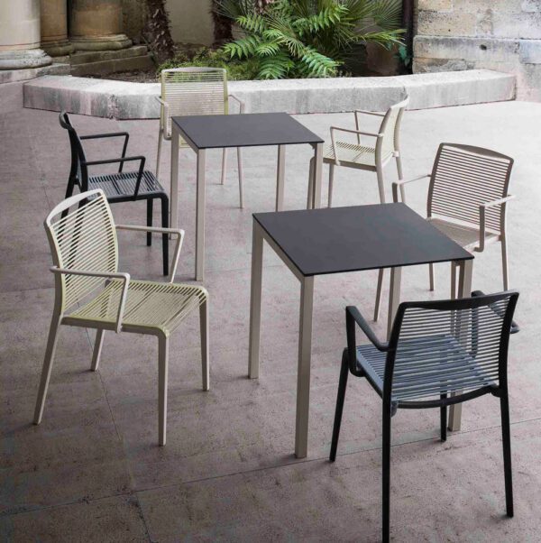 Chaises terrasse intérieur et extérieur de restaurant empilable Avenica