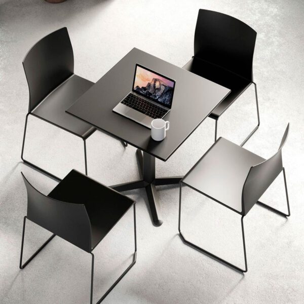 chaise de restaurant empilable Artesia couleur noire structure acier