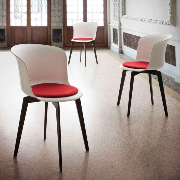 Chaise de restaurant Epica coussin tapissé rouges dossier blanc pieds noirs